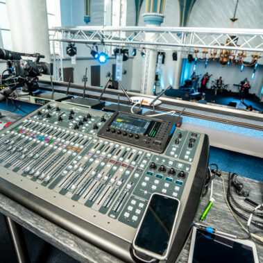Hochmoderne Tontechnikausstattung für inspirierende Gottesdienste bei der Freikirche Neues Leben in Aachen.