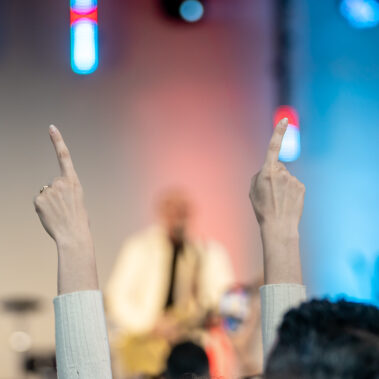 Gemeindemitglieder der Gemeinde Neues Leben in Aachen versammeln sich zum gemeinsamen Worship und Anbetung.