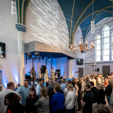 Kirche Aachen Menschen versammeln sich im Saal des Gebäudes - Neues Leben