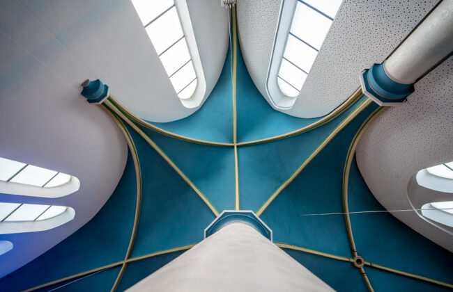 Moderne trifft Historie: Eine lebendige Gemeinde in Aachen Das Gebäude zeigt die Decke der Gemeinde in Aachen - Neues Leben