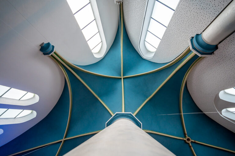 Moderne trifft Historie: Eine lebendige Gemeinde in Aachen Das Gebäude zeigt die Decke der Gemeinde in Aachen - Neues Leben